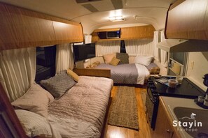 2 soverom, skrivebord, strykejern/-brett og reiseseng for barn