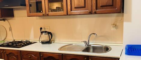 Kjøleskap og kjøkkenutstyr