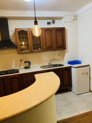 Kühlschrank, Kochgeschirr/Geschirr/Besteck