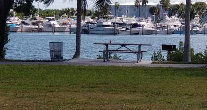 Comfy stay in Cutler Bay 2/2 welcomes business travelers