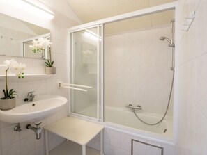 Hair dryer - Dina with parking and shared pool by Interhome (De Haan)