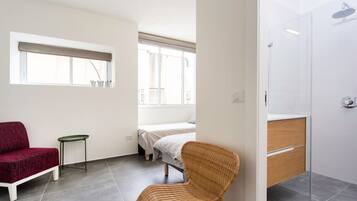 2 dormitorios y tabla de planchar con plancha