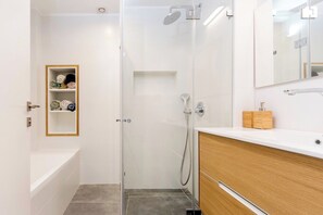 Een bad/douchecombinatie, een haardroger, shampoo