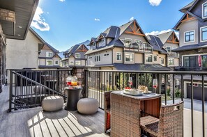 Outdoor dining - ⭐⭐⭐⭐⭐Nomad by Samsara Resort|Private Entry|Panorama Top View|4BR+4.5BTH🎖️🎖️🎖️🎖️🎖️ (Canmore)