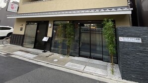 A two-story building with a flat roof and large windows. - Hana Touro Hotel Gion (Kyoto)