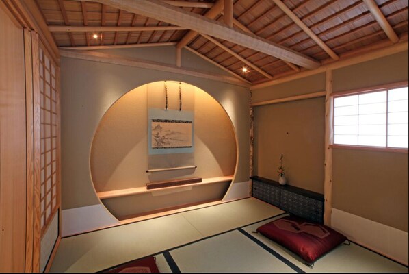 高級客房 (Japanese Western Style, Landmark View) | 客房內保險箱、書桌、熨斗/熨衣板、免費無線上網