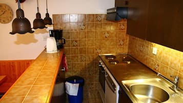 Een koelkast, een oven, een vaatwasser, een koffiezetapparaat/waterkoker