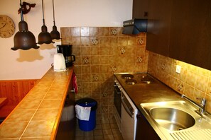 Jääkaappi, uuni, astianpesukone, kahvin-/teenkeitin