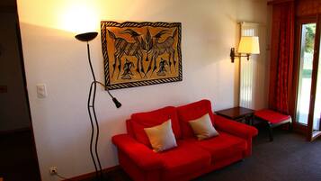 Een televisie, een open haard en een dvd-speler