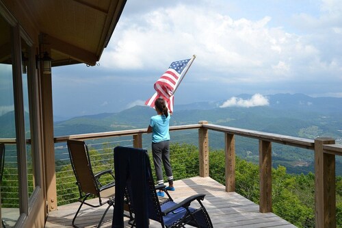 Spectacular Views-Upscale-Pool & No Steps!!