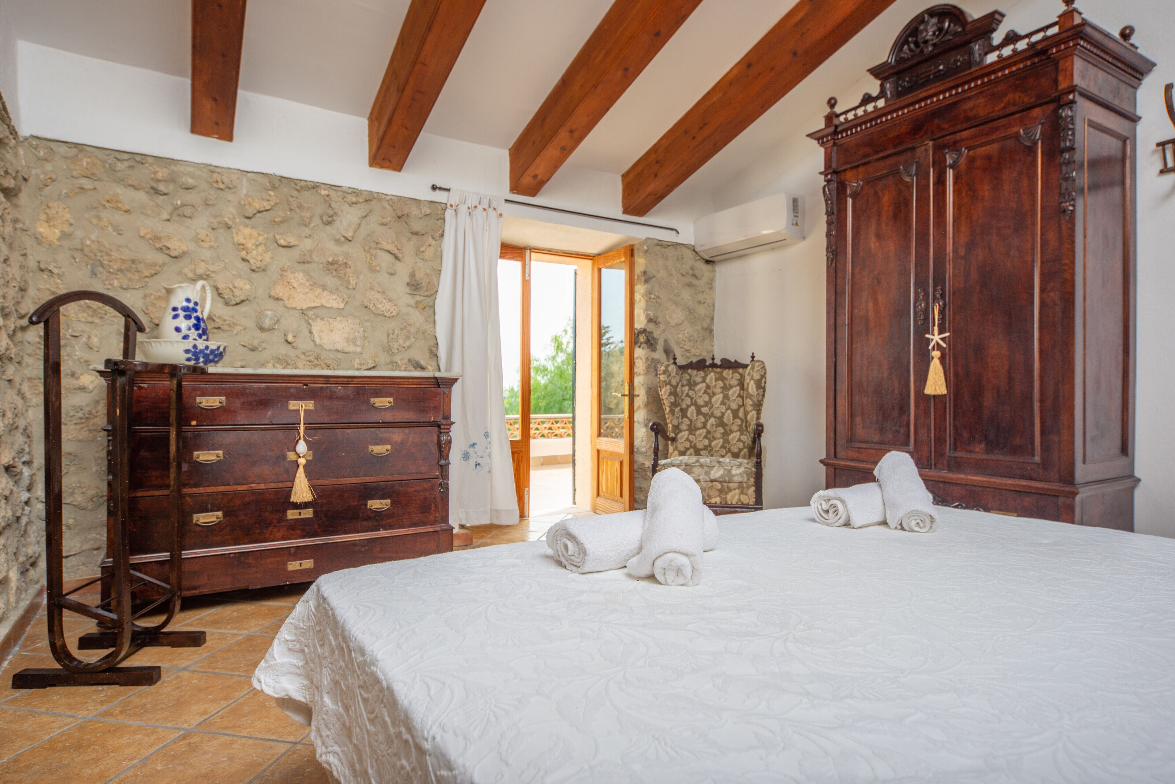 6 bedrooms, iron/ironing board, free WiFi, bed sheets