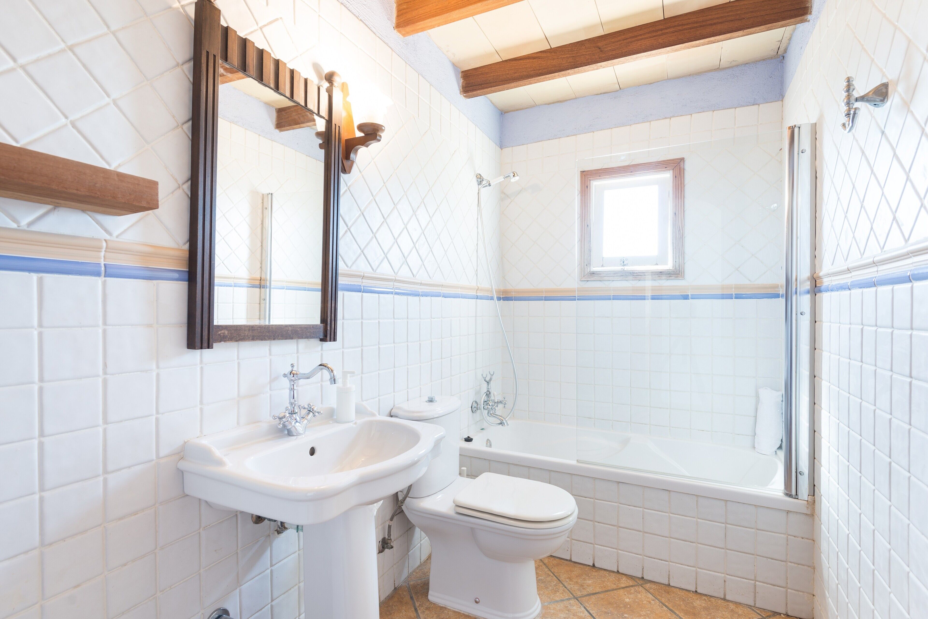 Une salle de bain avec un lavabo, des toilettes et une baignoire.