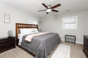 5 chambres, bureau, fer et planche à repasser, lit de bébé portatif