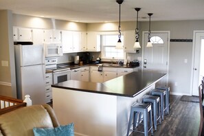 冷蔵庫、電子レンジ、オーブン、コンロ