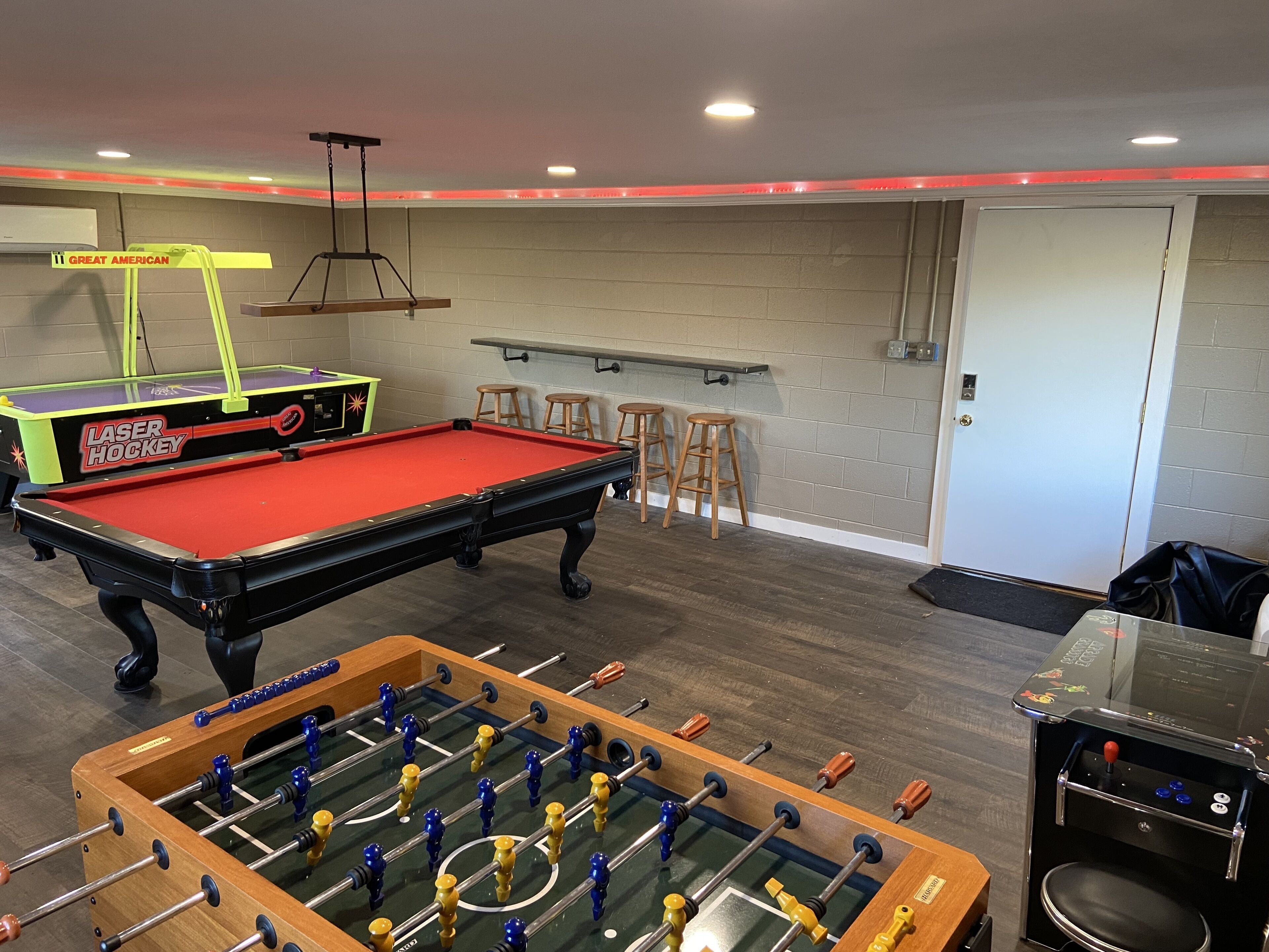 Huge game room!!! Super Clean 5BR,3BA private home!!Beautiful open field views!!