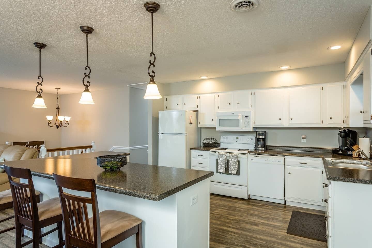 Huge game room!!! Super Clean 5BR,3BA private home!!Beautiful open field views!!