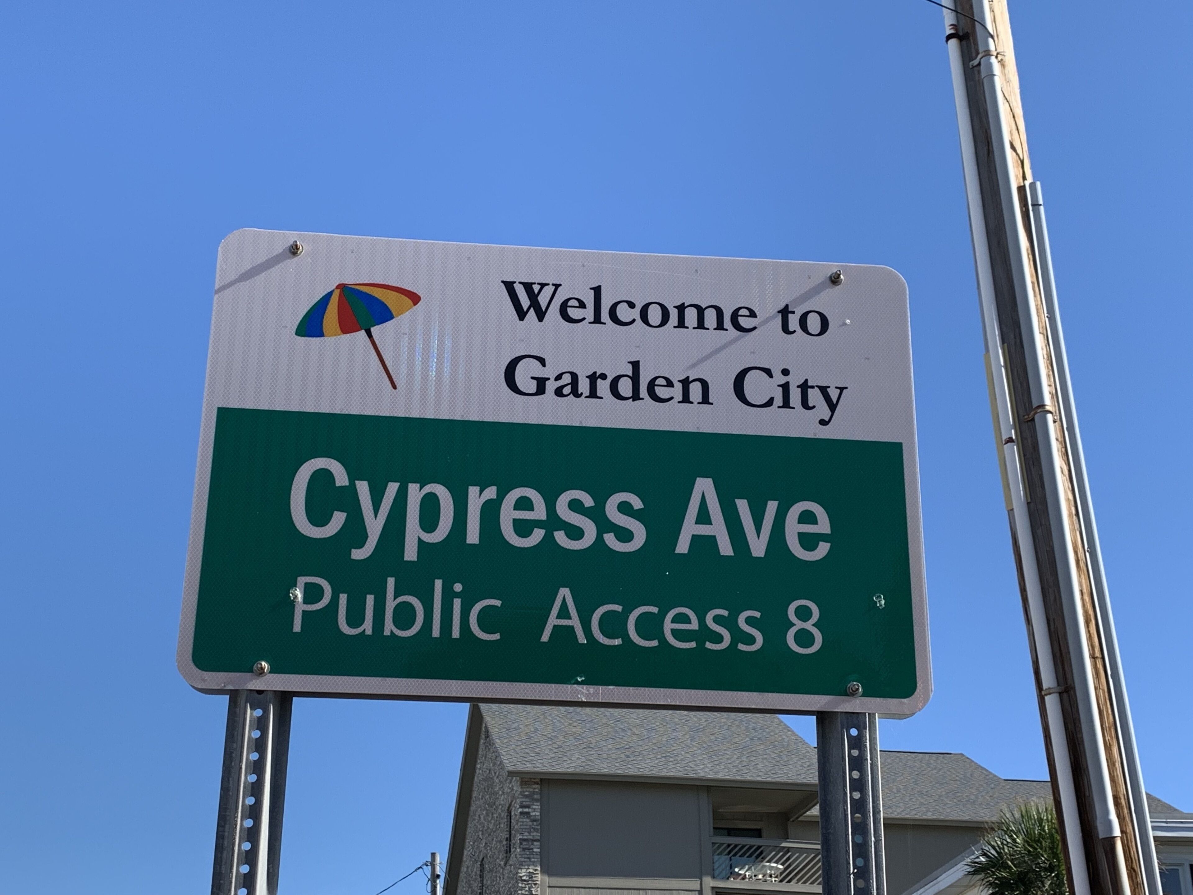 Cartello di benvenuto per Garden City in Cypress Avenue, accesso pubblico numero 8.