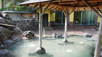 Shower, perlengkapan mandi gratis, pengering rambut, dan sandal