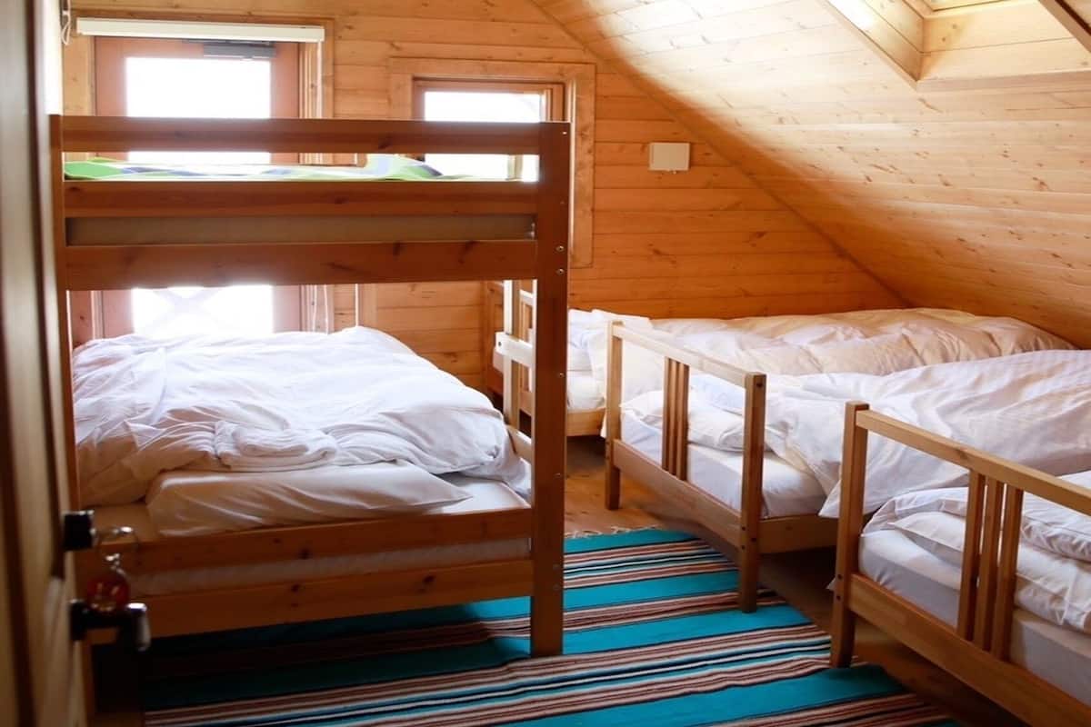 1 bedroom, bed sheets