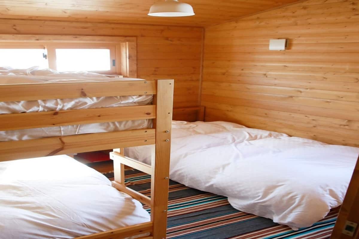 1 bedroom, bed sheets