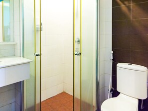 Quarto casal superior, 1 cama King | Banheiro | Chuveiro, produtos de toalete grátis, bidê, toalhas de banho