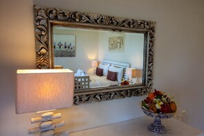Minibar, coffres-forts dans les chambres, décoration personnalisée