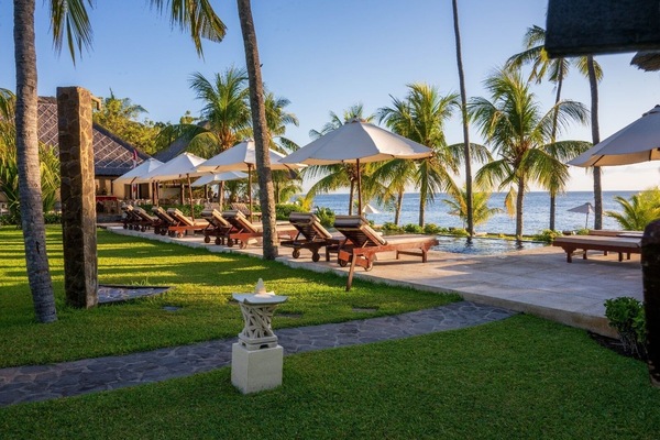2 outdoor pools, open 8:00 AM to 8:00 PM, sun loungers