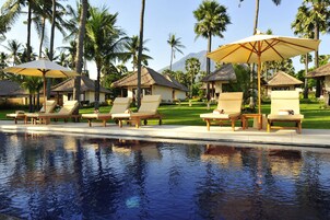 2 室外游泳池，08:00 至 20:00 开放，日光浴躺椅