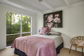 3 多间卧室、熨斗/熨衣板、上网接入、床单