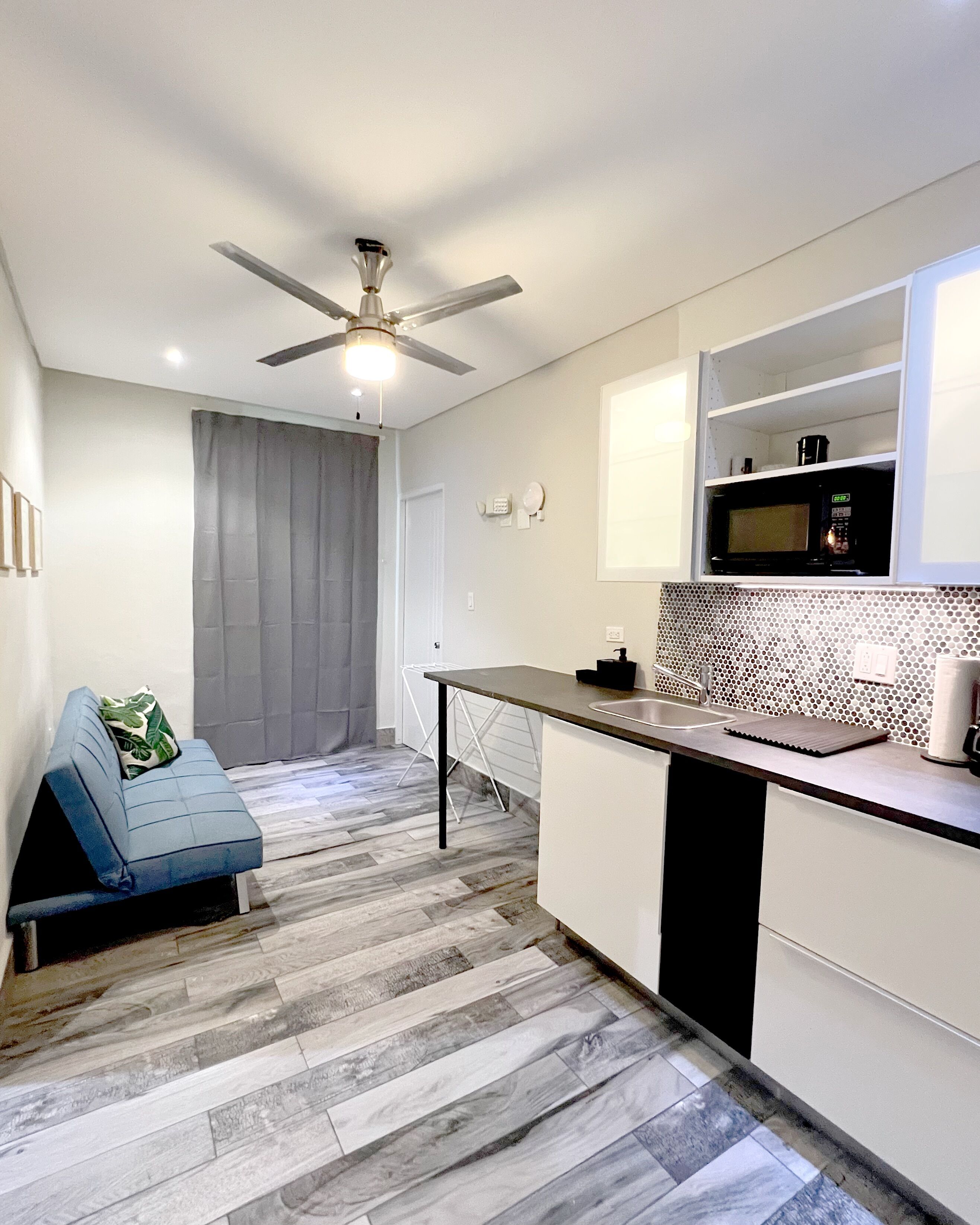 Habitación Club doble | Cocina básica privada | Frigorífico grande, microondas, placa de cocina y cafetera o tetera