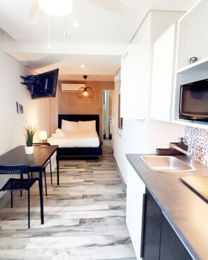 Estudio | Decoración personalizada, muebles diferentes y cortinas blackout 
