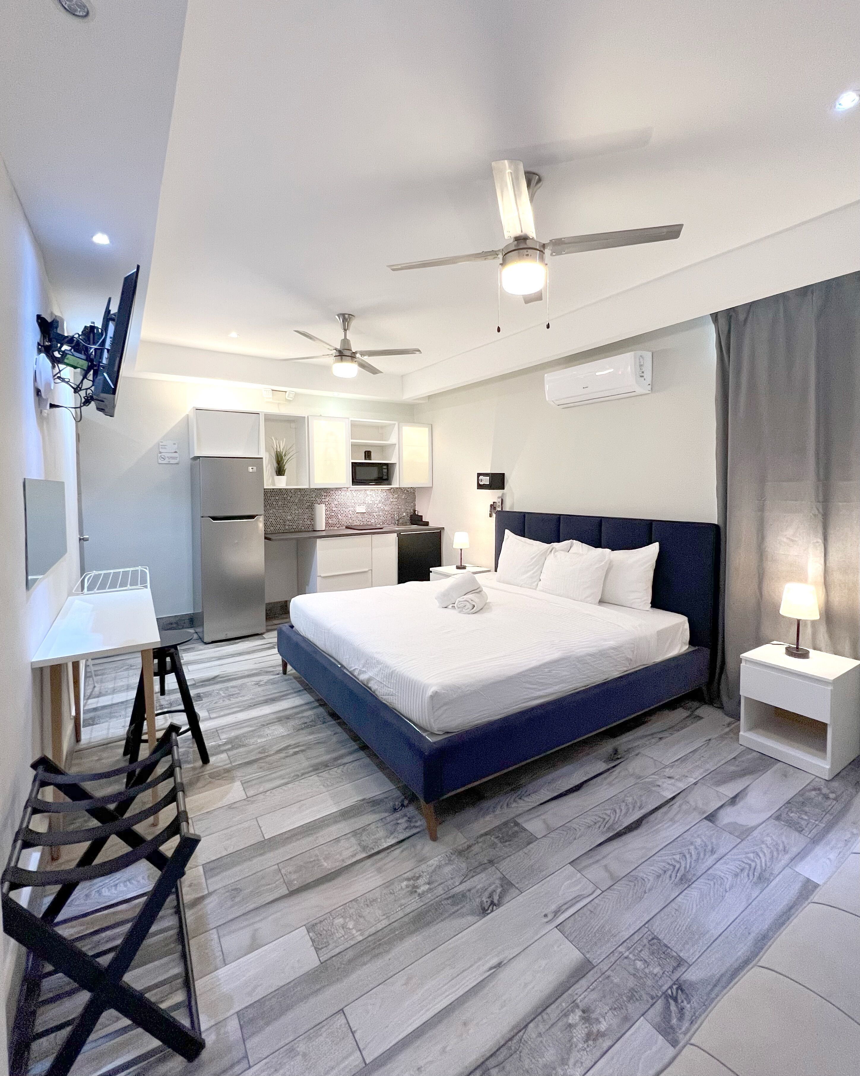 Estudio | Cocina privada | Frigorífico grande, microondas, placa de cocina y cafetera o tetera