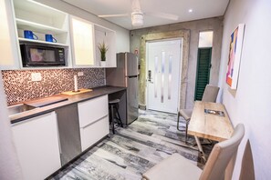 Classic Room | Private kitchen | Full-sized fridge, microwave, stovetop, coffee/tea maker - Tapia Haus 103 (San Juan)