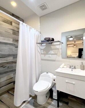 Studio | Bathroom | Shower, hair dryer, towels, soap - Tapia Haus 103 (San Juan)