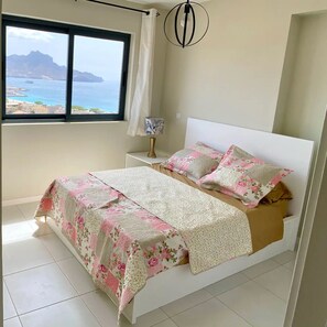3 bedrooms, in-room safe, travel cot, free WiFi - "The best Ocean View in Mindelo!” (Mindelo)