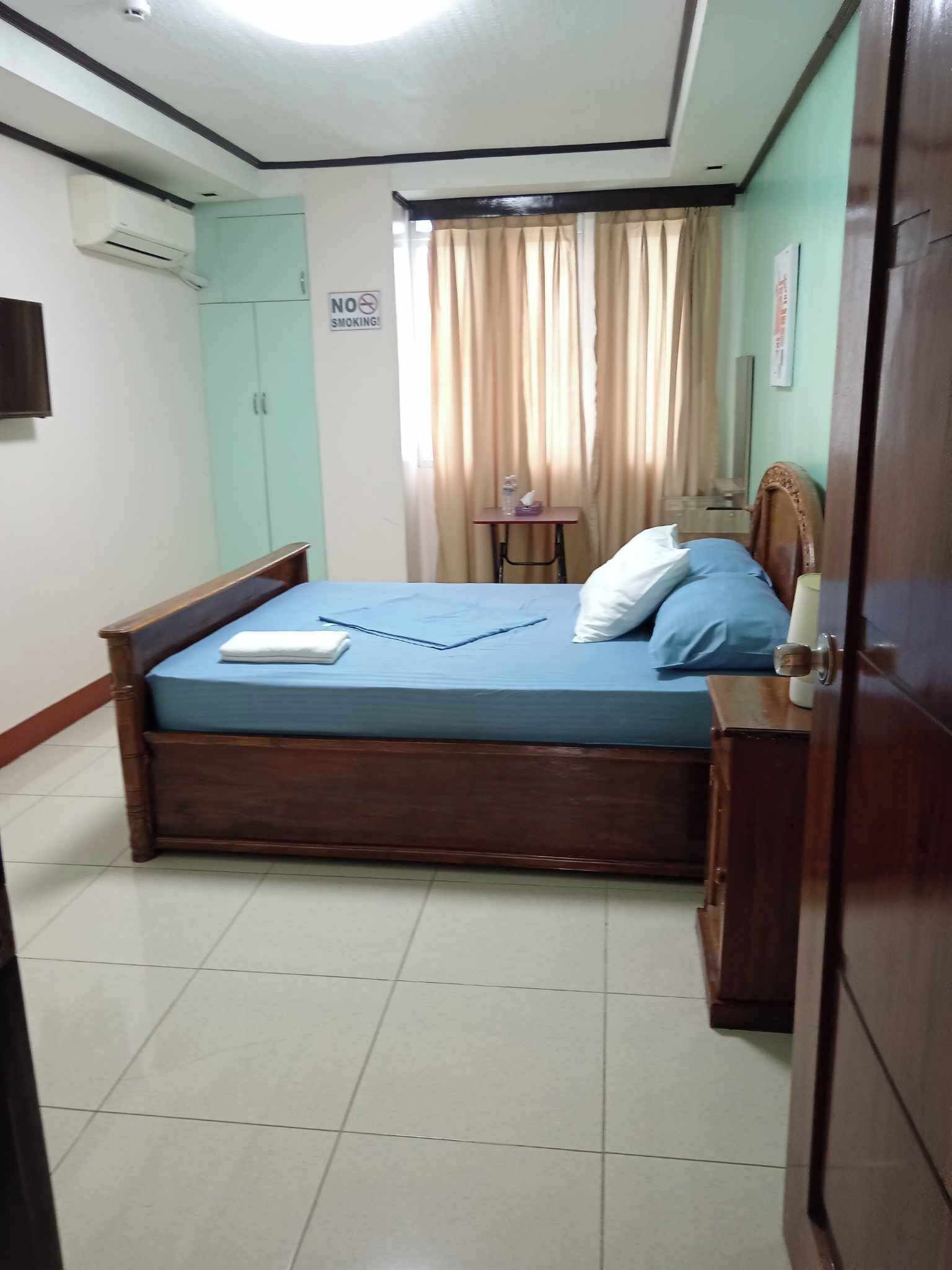 Desk, laptop workspace, free WiFi, bed sheets