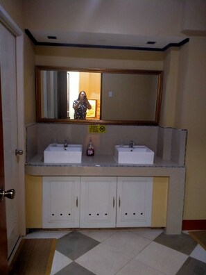 双人房或双床房, 公共浴室 (Calla) | 浴室 | 免费洗浴用品、毛巾、肥皂、洗发水