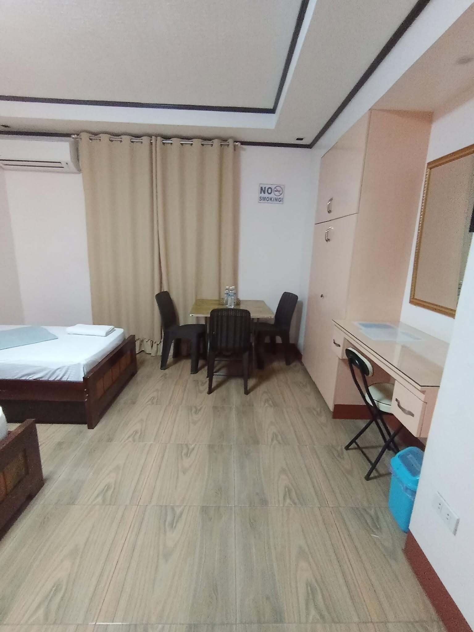 Freya, Shared Bathroom | In-room dining