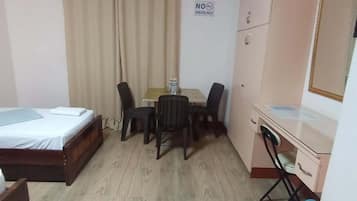 Quarto básico, 2 camas Queen, banheiro compartilhado (Freya) | Opções para refeição no quarto