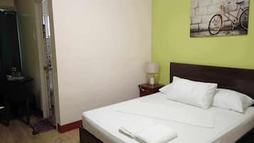Basic Room, 1 Katil Ratu (Queen) | Peralatan tempat tidur hipoalergenik, meja, ruang kerja komputer riba