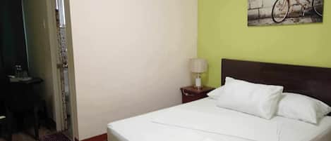 Quarto básico, 1 cama Queen | Roupas de cama antialérgicas, escrivaninha