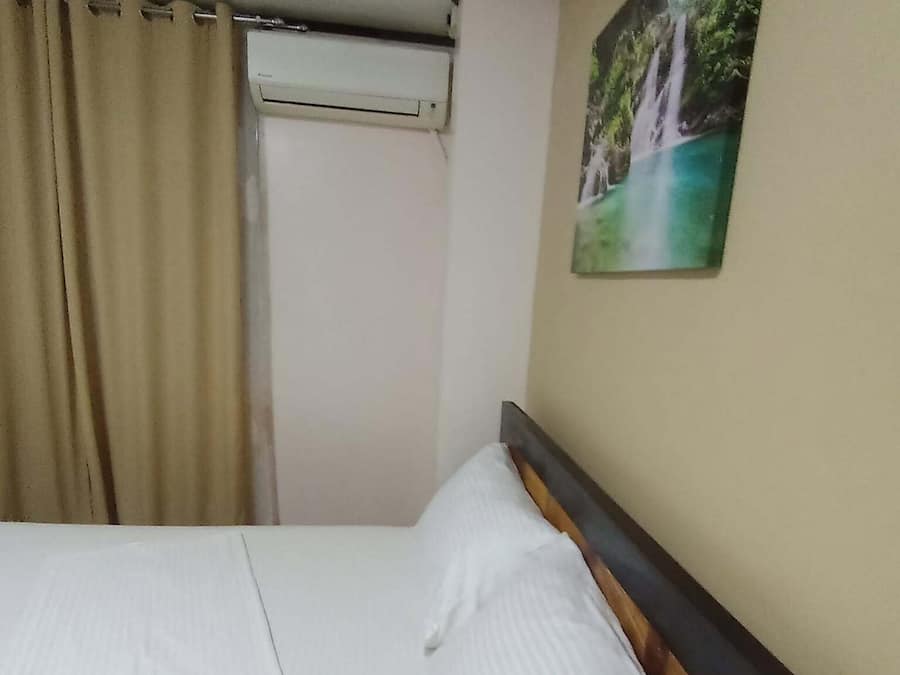 Habitación básica, 2 camas de matrimonio, baño compartido (Freya) | Ropa de cama hipoalergénica y escritorio