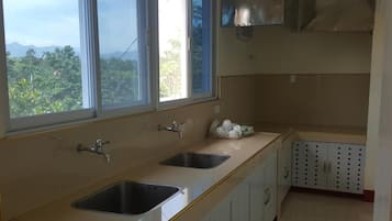 Doppel- oder Zweibettzimmer, Gemeinschaftsbad (Calla) | Eigene Küche | Herdplatte, Geschirrspüler, Reiskocher, Kochgeschirr/Geschirr/Besteck