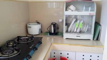 Quarto básico, 1 cama Queen | Espaço de cozinha compartilhada | Cooktop, lava-louças, panela elétrica de arroz