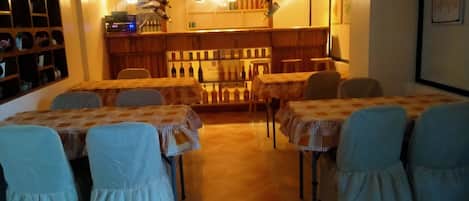 Daily cooked-to-order breakfast (PHP 70 per person)