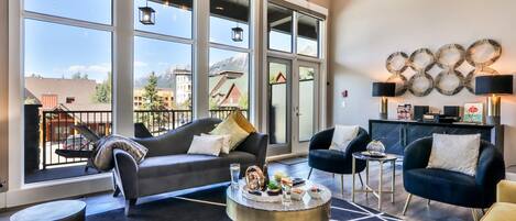 Tv, eldstad, tv-spel och böcker