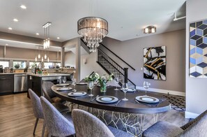 Dining - ⭐⭐⭐⭐⭐Gatsby by Samsara Resort|Private Hot Tub|Private Entry|Panorama Top View|4BR+4.5BTH ( BL# RES-10667 ) (Canmore)