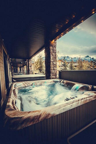 Gatsby de Samsara | Vue de dessus | Bain bouillonnant | 4BR + 4. 5BTH