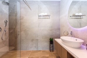 Een douche, een haardroger, handdoeken