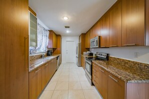 Kjøleskap, mikrobølgeovn, ovn og oppvaskmaskin